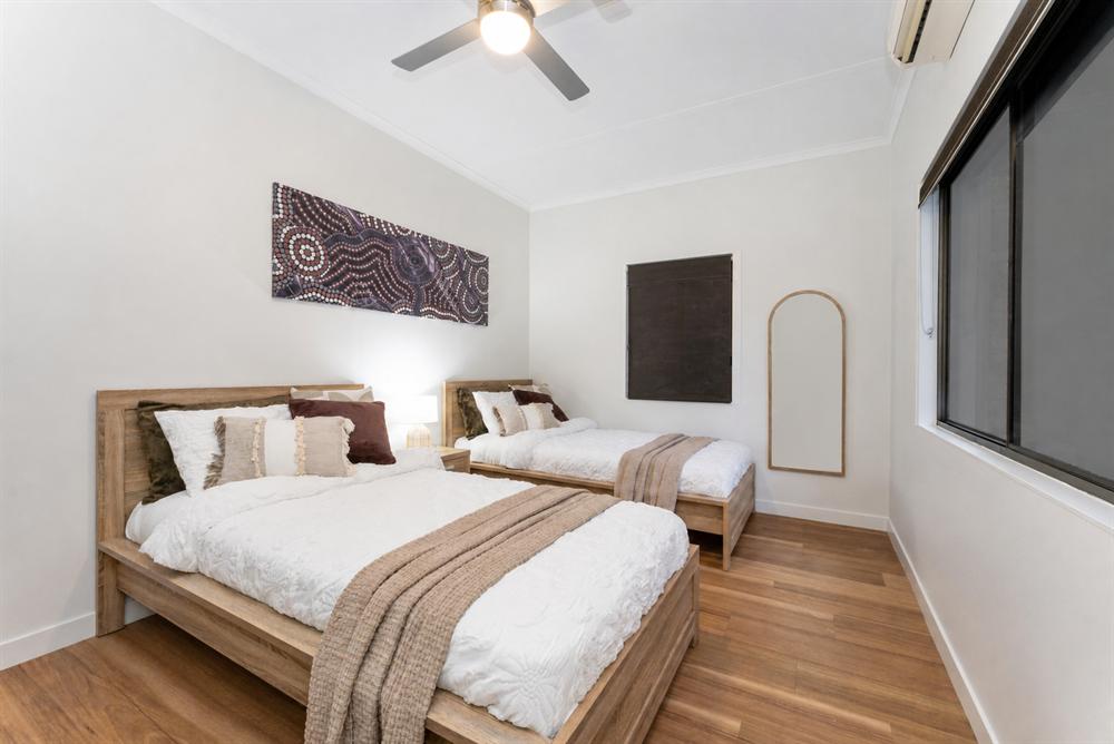 Twin king single bedroom 3